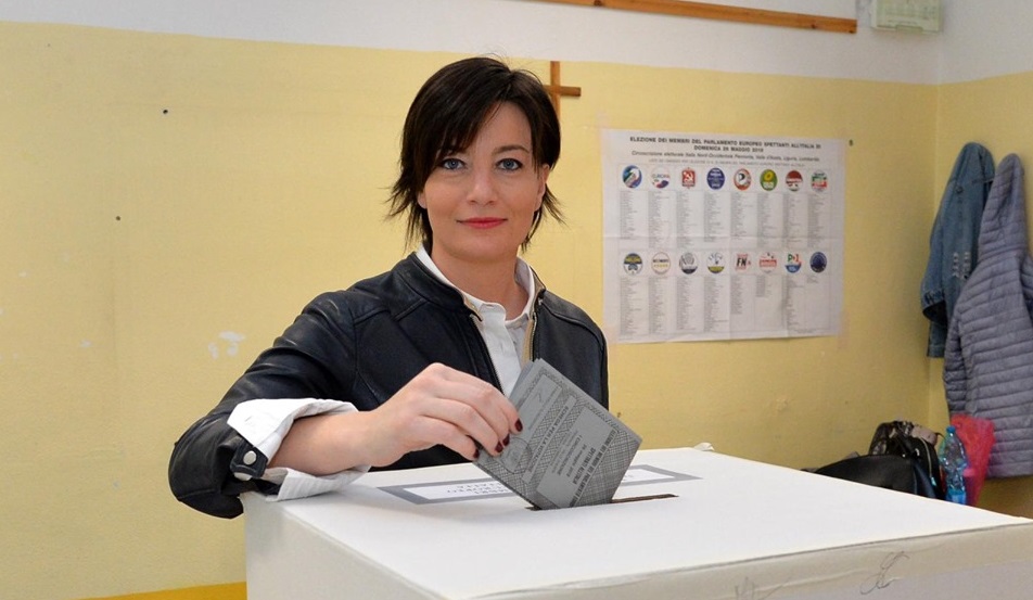 Lara Comi si dimette dal Parlamento Europeo: “Voglio difendermi dalle accuse e rinuncio all’immunità parlamentare”
