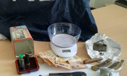 Arrestato 22enne con pistola, proiettili e droga in casa a Sanremo. Il giudice lo scarcera: "Domiciliari"