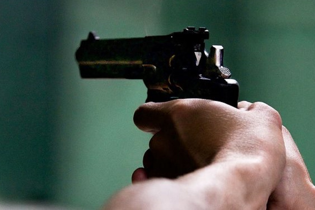 Anziano si punta la pistola alla tempia dopo litigio con la moglie