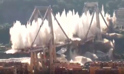 Ponte Morandi, demolito alle 9.38 il moncone est/il video