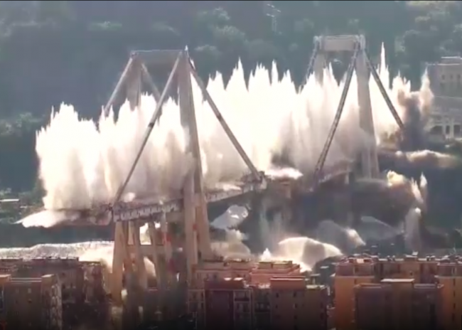 Ponte Morandi, demolito alle 9.38 il moncone est/il video