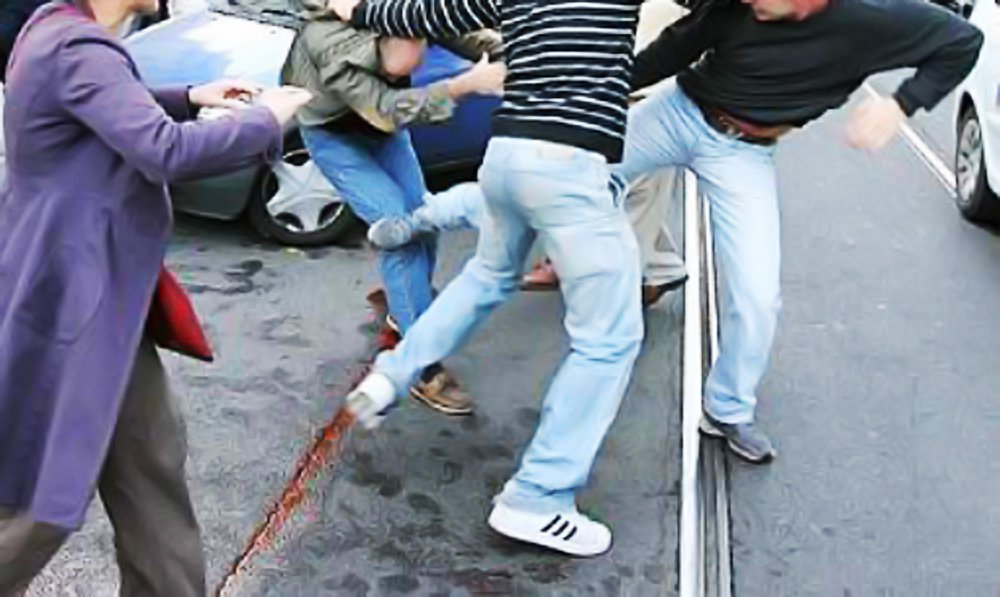 Vigile urbano aggredito mentre cercare di sedare una rissa