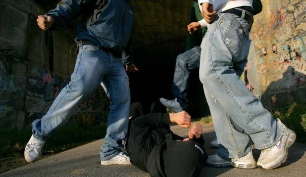 Rissa a Imperia per un apprezzamento di troppo a una ragazza