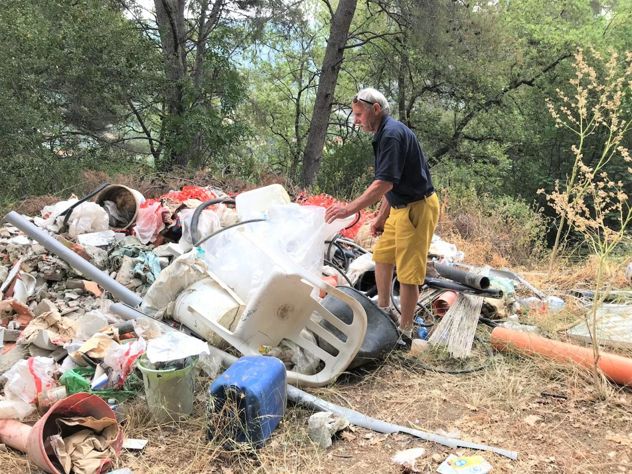 Scoperta discarica abusiva di rifiuti