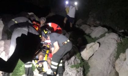 Cade sugli scogli e resta incastrato con la testa. In ospedale in codice rosso