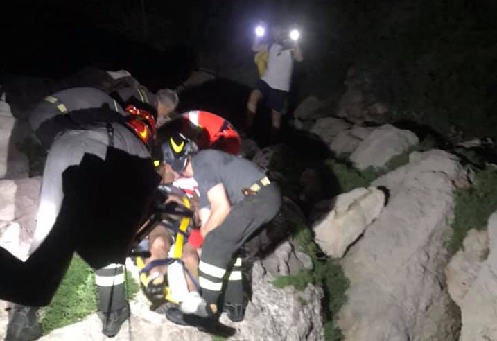 Cade sugli scogli e resta incastrato con la testa. In ospedale in codice rosso
