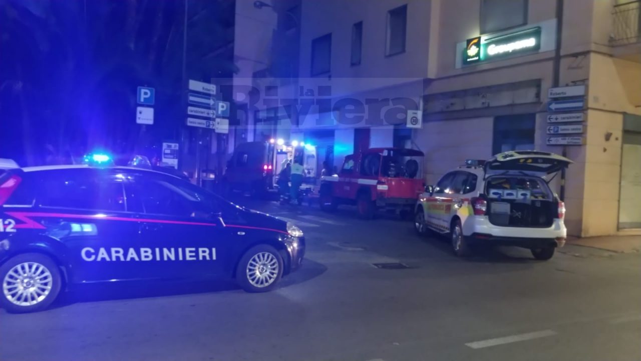 Dimentica chiavi, per entrare in casa e cade dal tetto: è grave