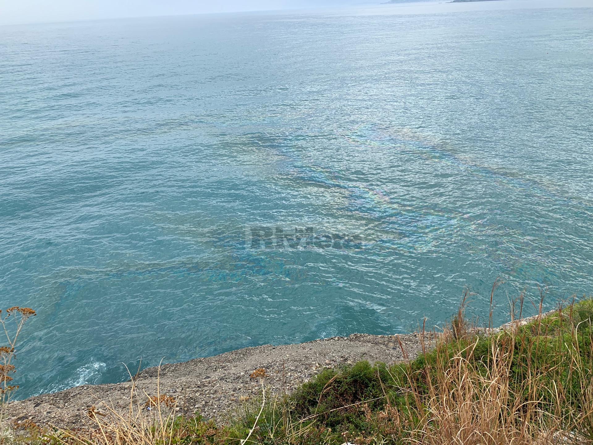 Chiazza oleosa Ventimiglia idrocarburi Porto Ventimiglia_03