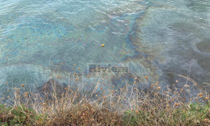 Inquinamento: la chiazza oleosa è uscita dal porto di Ventimiglia. Foto