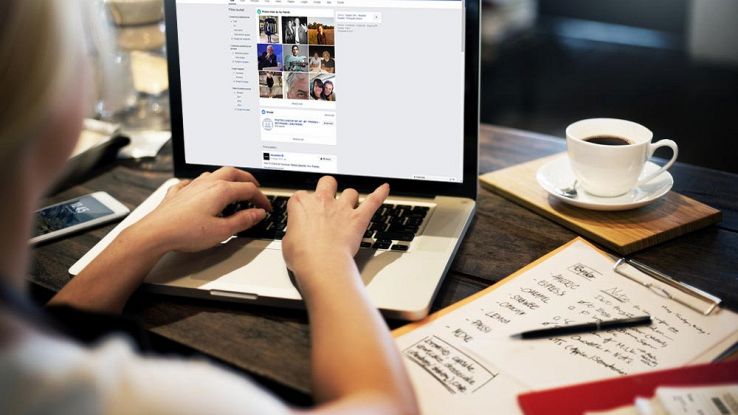 Cerca su Facebook l’amica conosciuta in viaggio di nozze