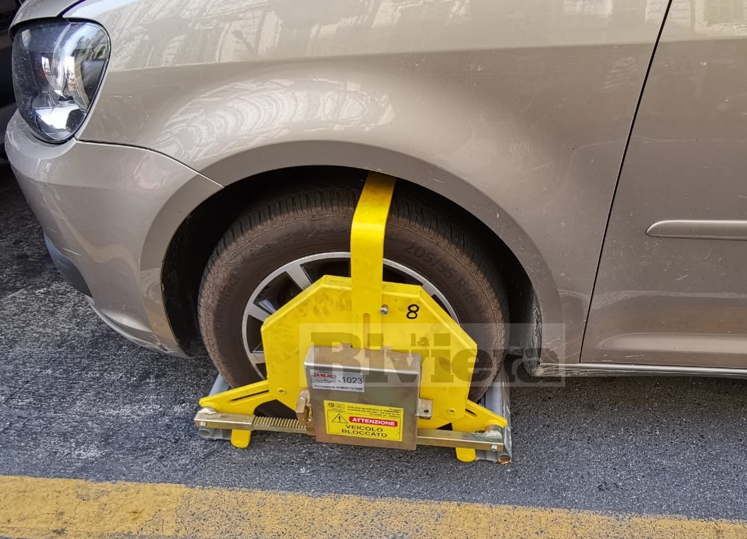 Auto in divieto di sosta: a Sanremo scattano le ganasce