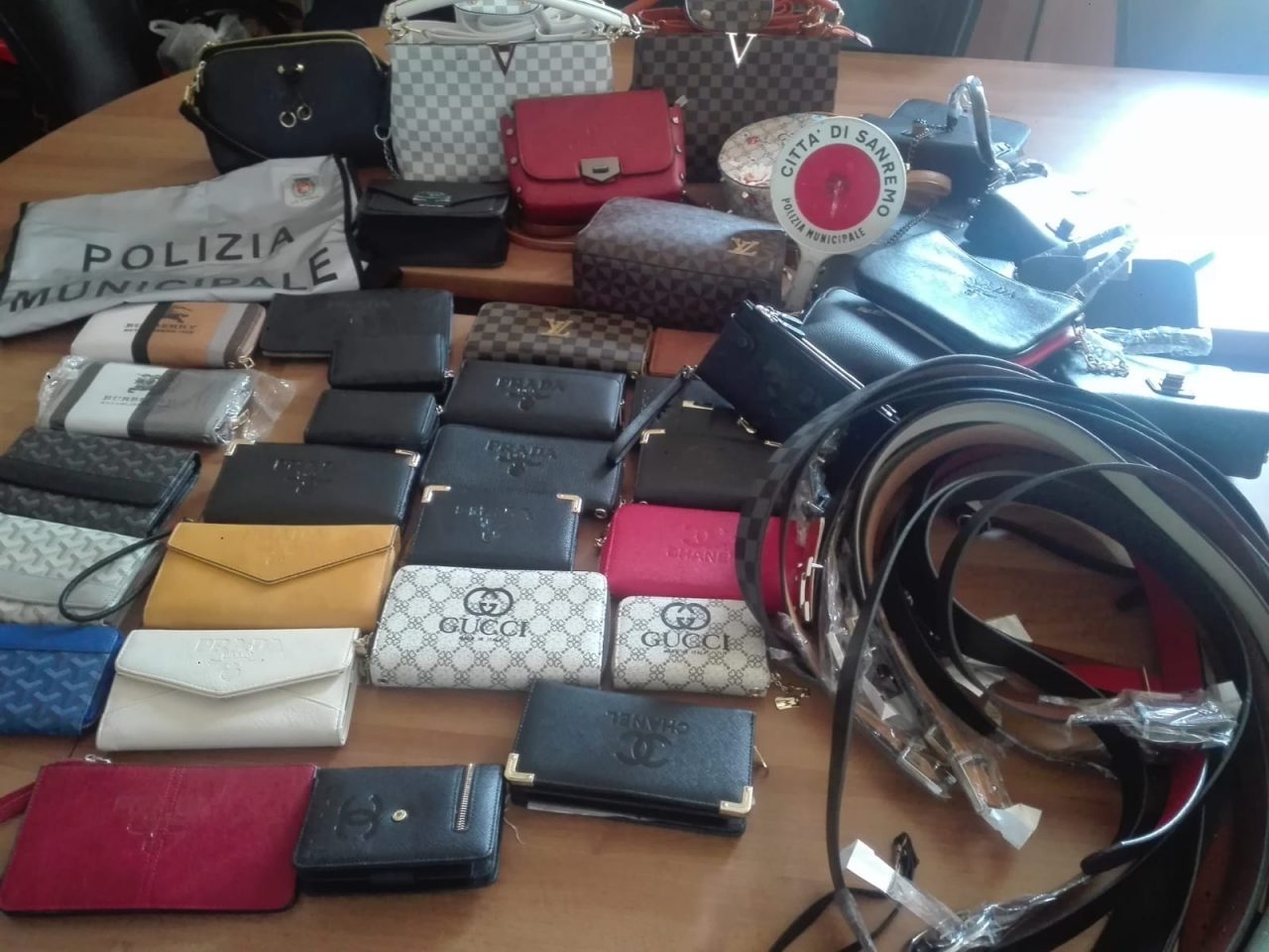 Borsette, portafogli e cinture sequestrate oggi a Sanremo