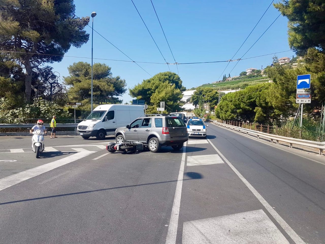 Schianto auto moto sull’Aurelia