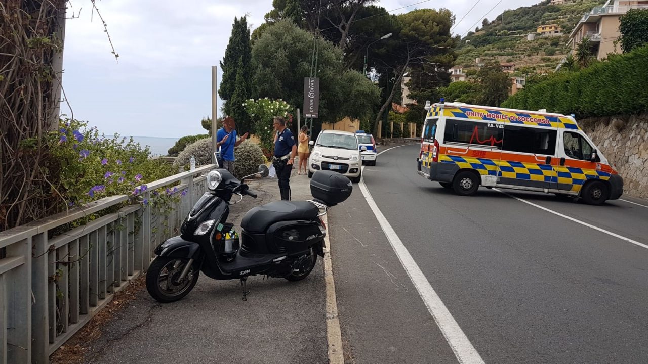 Perde il controllo della moto e finisce a terra. Donna all’ospedale