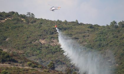 Incendio sul Montenero di Bordighera: arrivato l'elicottero