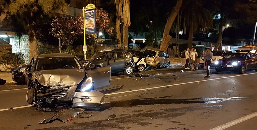 Perde il controllo e si schianta contro le auto in sosta