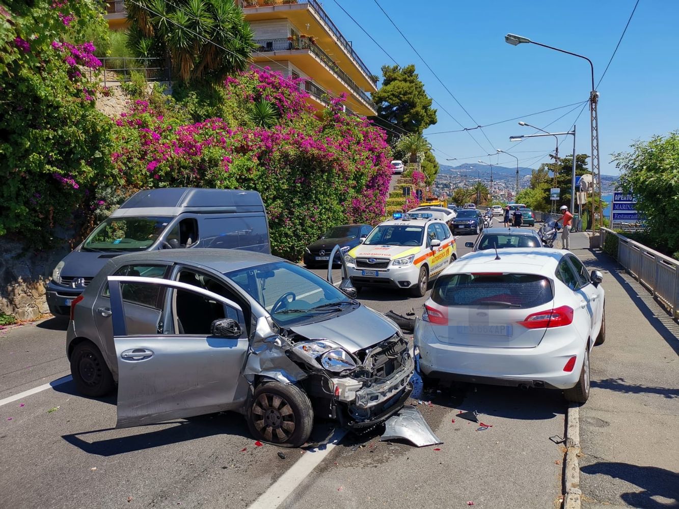 Incidente schianta auto in sosta Capo nero Sanremo