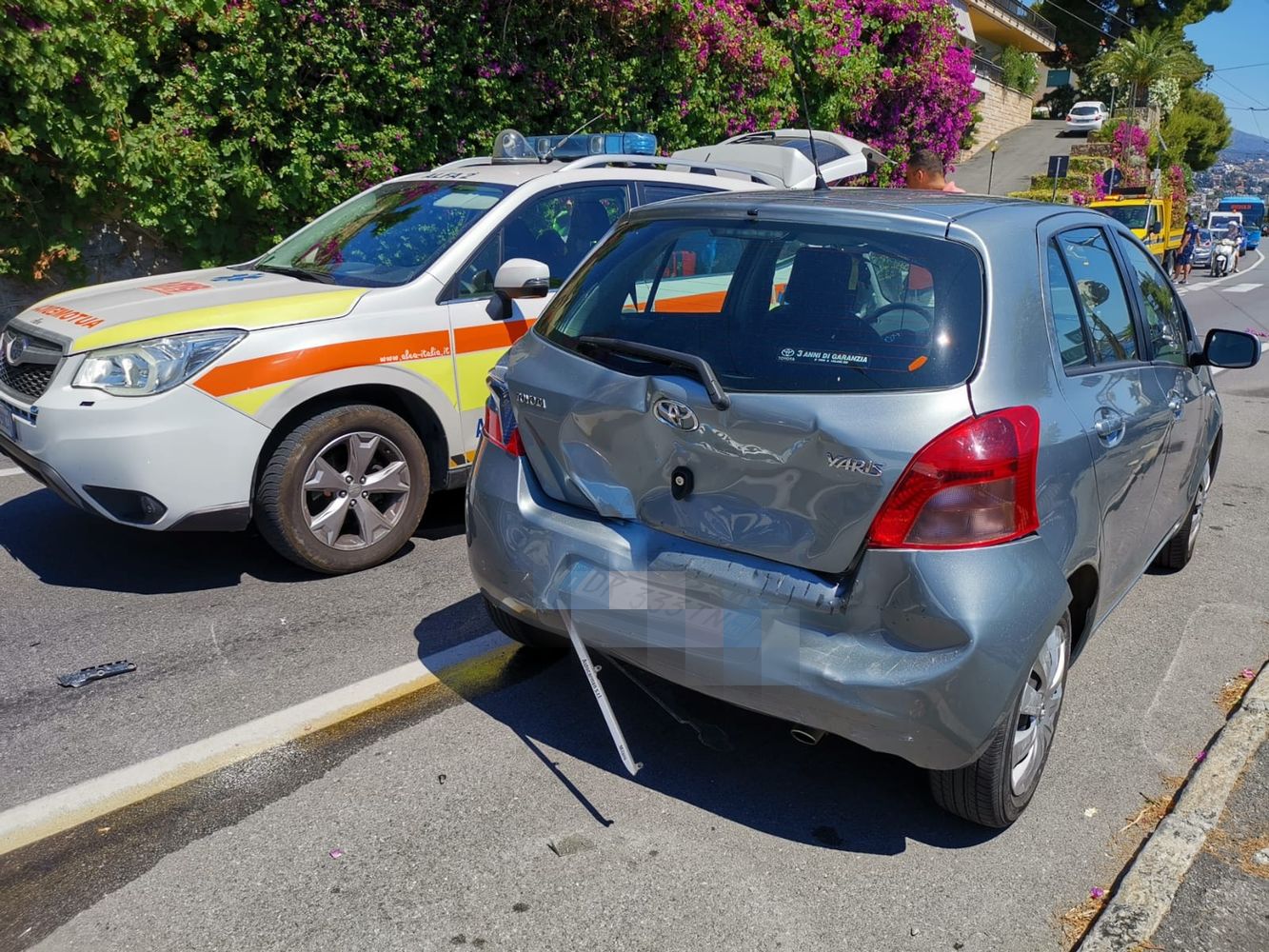 Incidente schianta auto in sosta Capo nero Sanremo_04