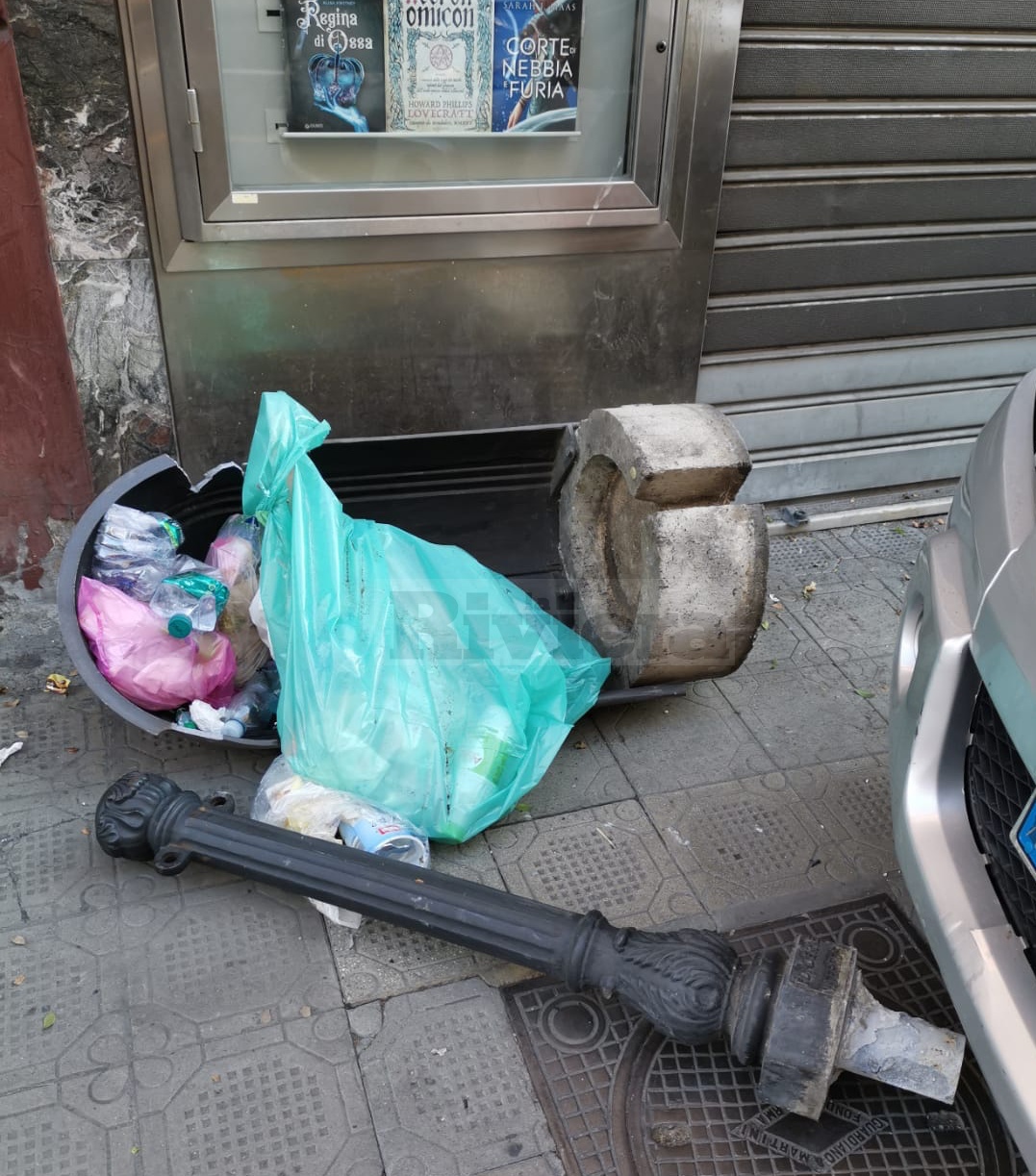 Incidente via Roma auto marciapiede libreria Giunti Sanremo_06