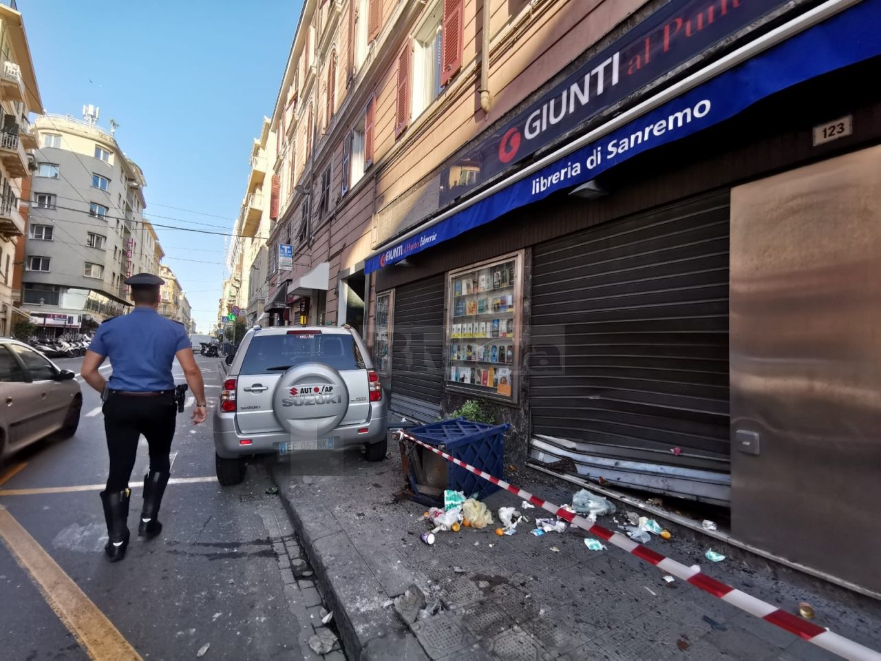 Sanremo: auto come una scheggia sul marciapiede, tragedia sfiorata