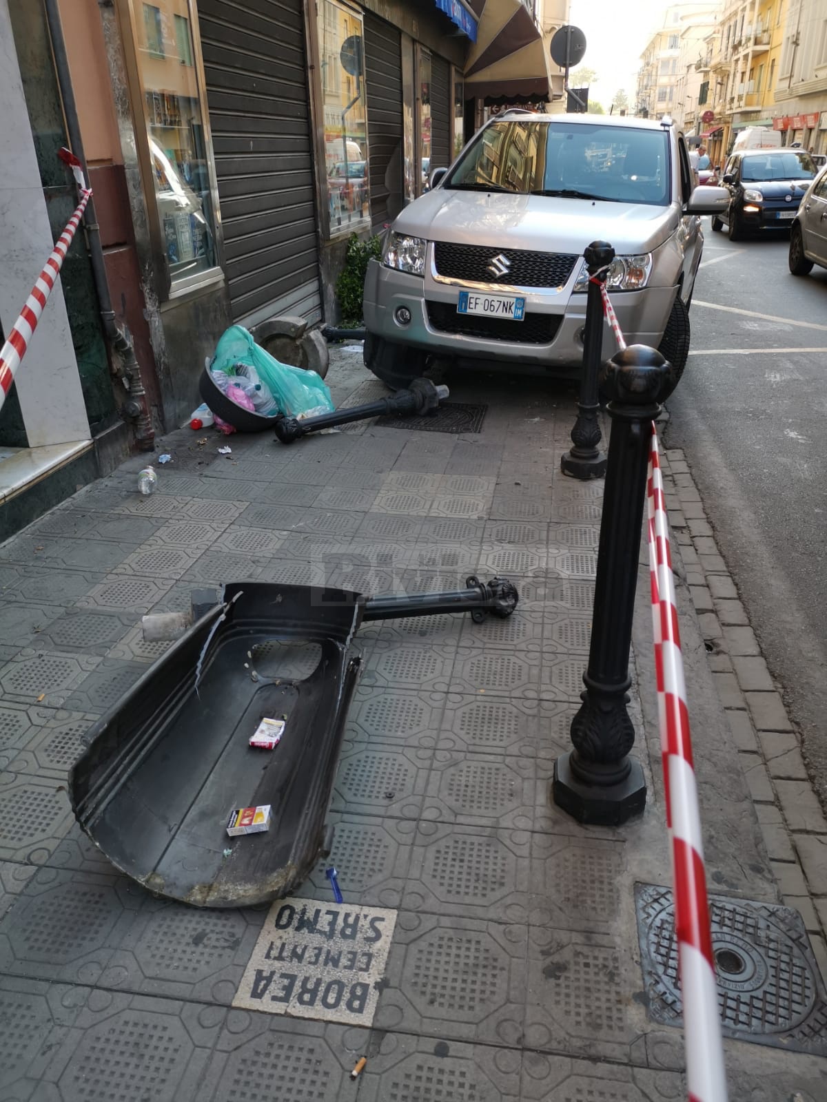 Incidente via Roma auto marciapiede libreria Giunti Sanremo_08