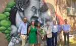 Ventimiglia: mazzo di fiori sotto il murales di Falcone-Borsellino