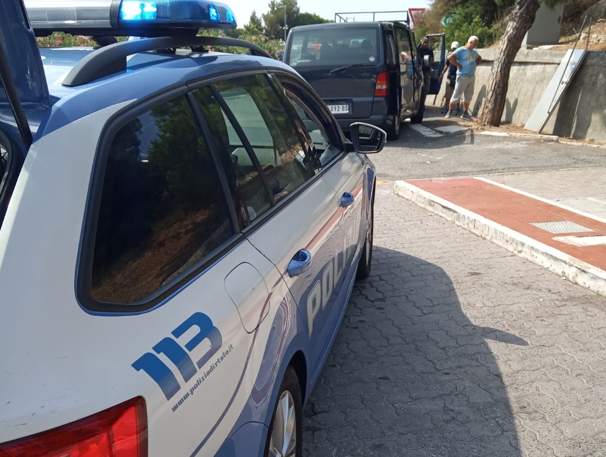 Ragazza partorisce nell’area di servizio di Bordighera