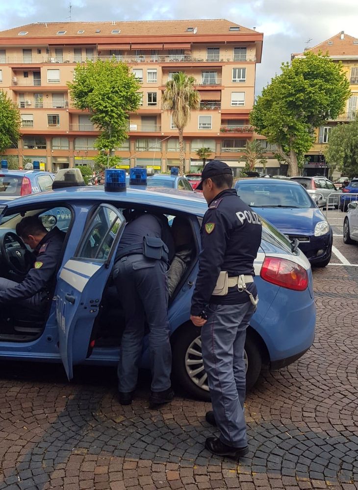 Ruba il telefono a un anziano e tenta la fuga in bici: arrestato
