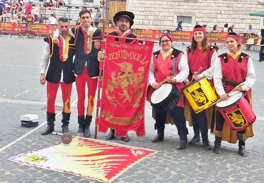 Sbandieratori Ventimiglia ad Ascoli Piceno luglio 2019
