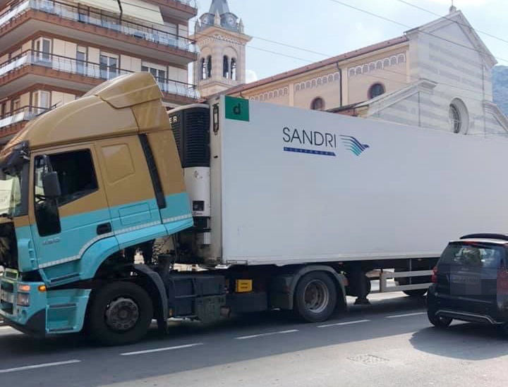 Via Cavour Ventimiglia camion tir autoarticolato in panne