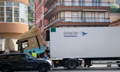 Tir in panne in via Cavour... venerdì di passione