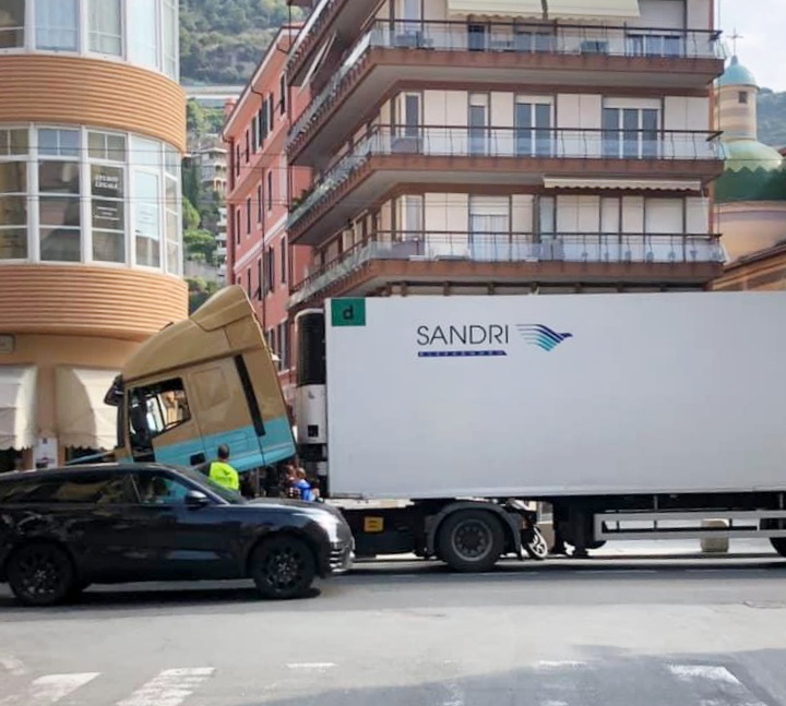 Via Cavour Ventimiglia camion tir autoarticolato in panne_02