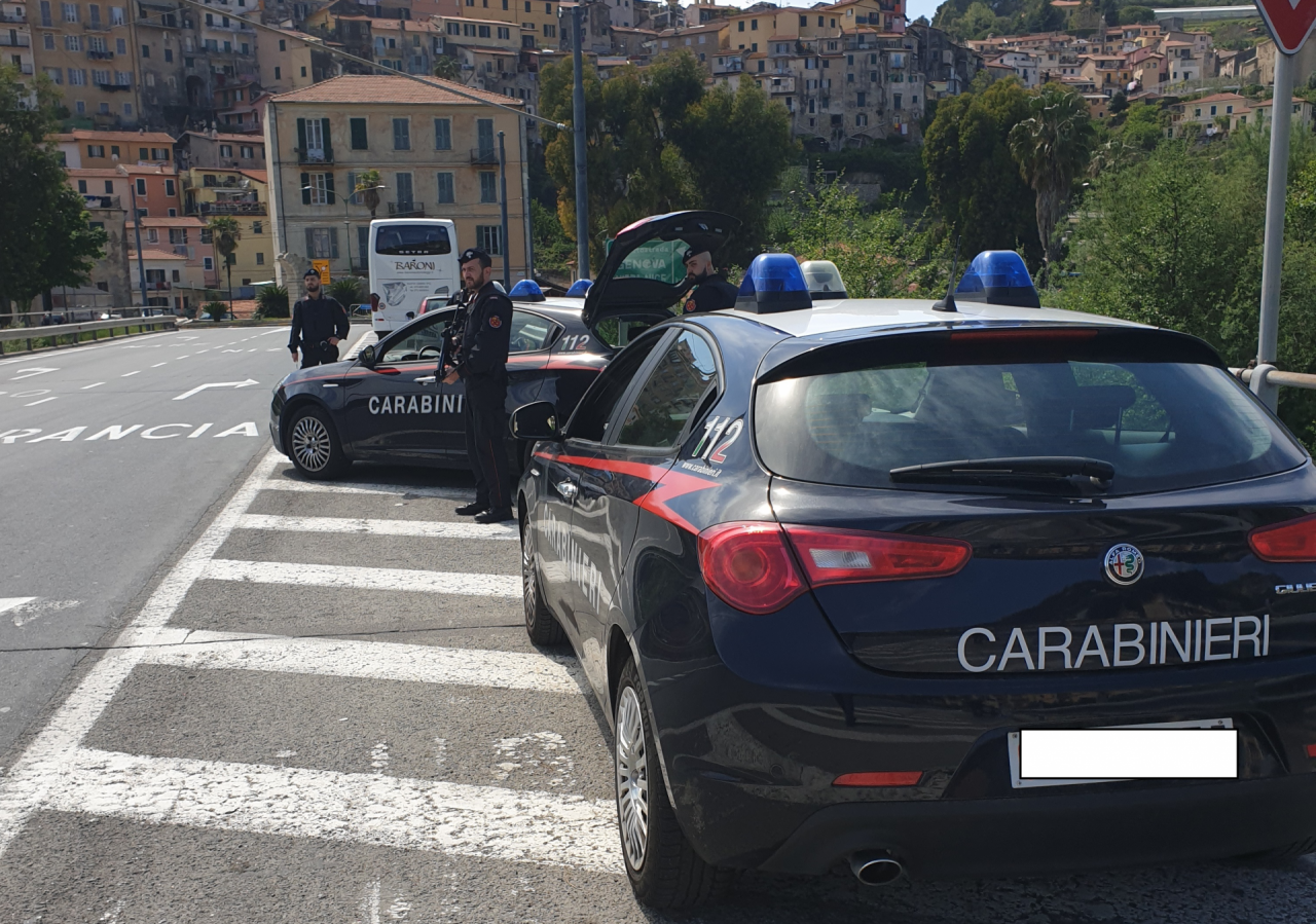 Scoperto dai carabinieri pusher ingerisce un ovulo di cocaina e li aggredisce. Arrestato