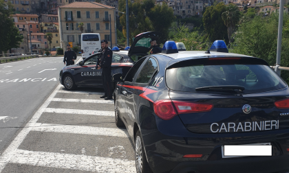 Scoperto dai carabinieri pusher ingerisce un ovulo di cocaina e li aggredisce. Arrestato
