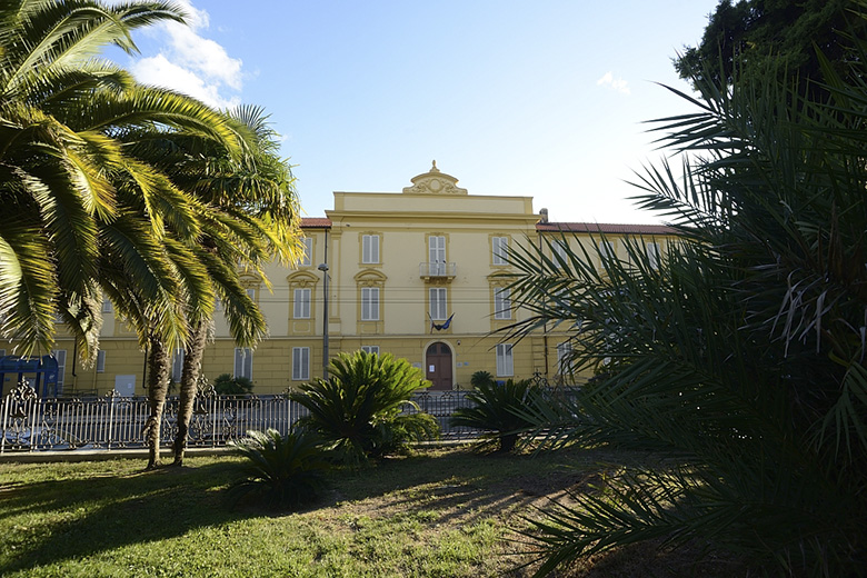 Scuola Pascoli a rischio crollo. Da settembre studenti al Mercato dei fiori di Valle Armea