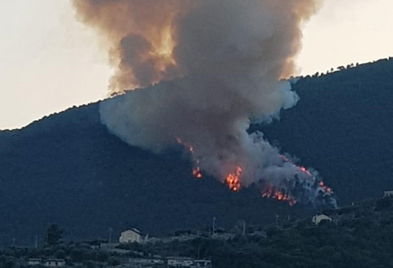 Vasto incendio in strada Monte Ortigara a Gozo superiore tra Coldirodi e Sanremo