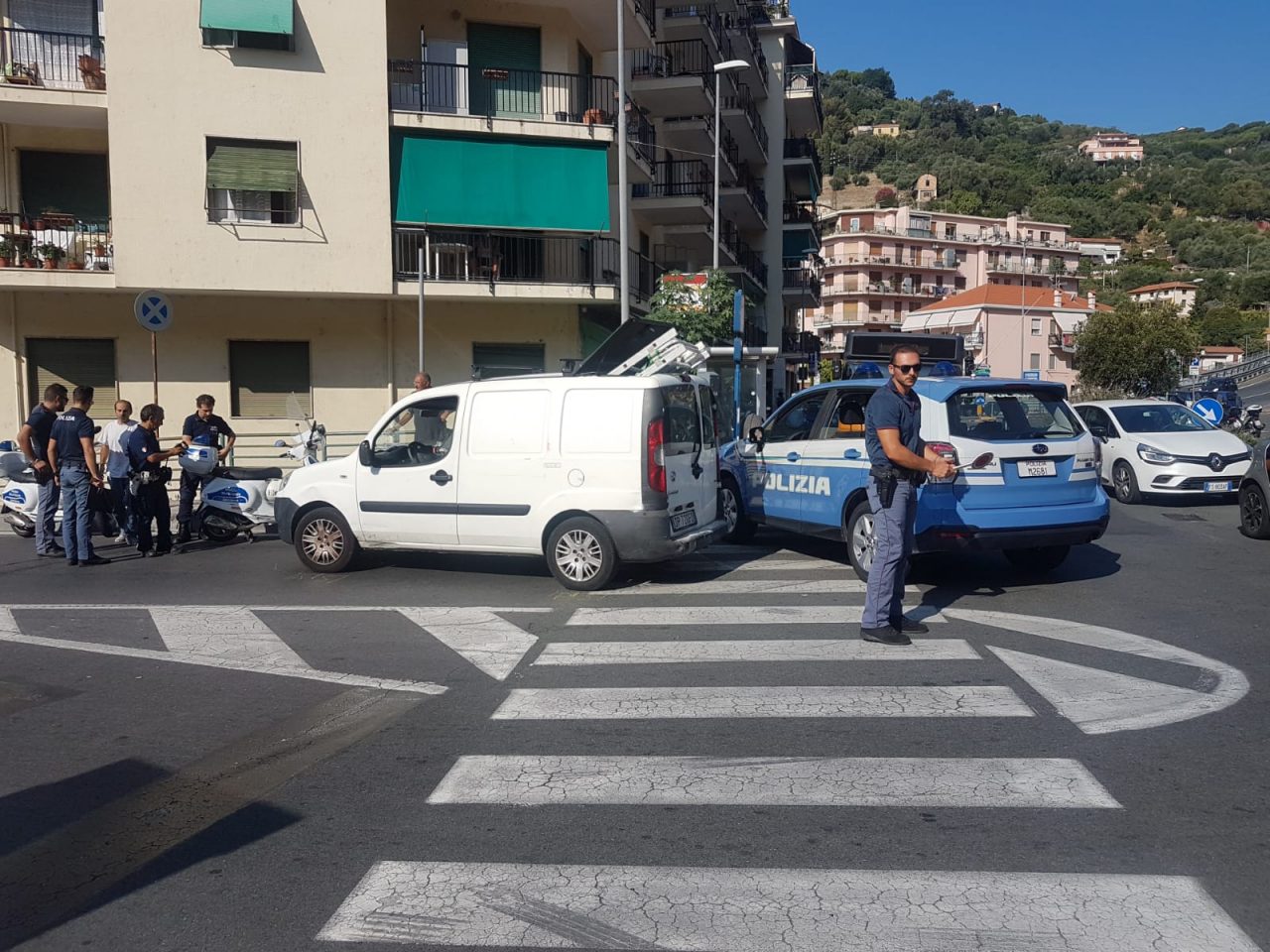 Tre pedoni investiti da un furgone al Borgo