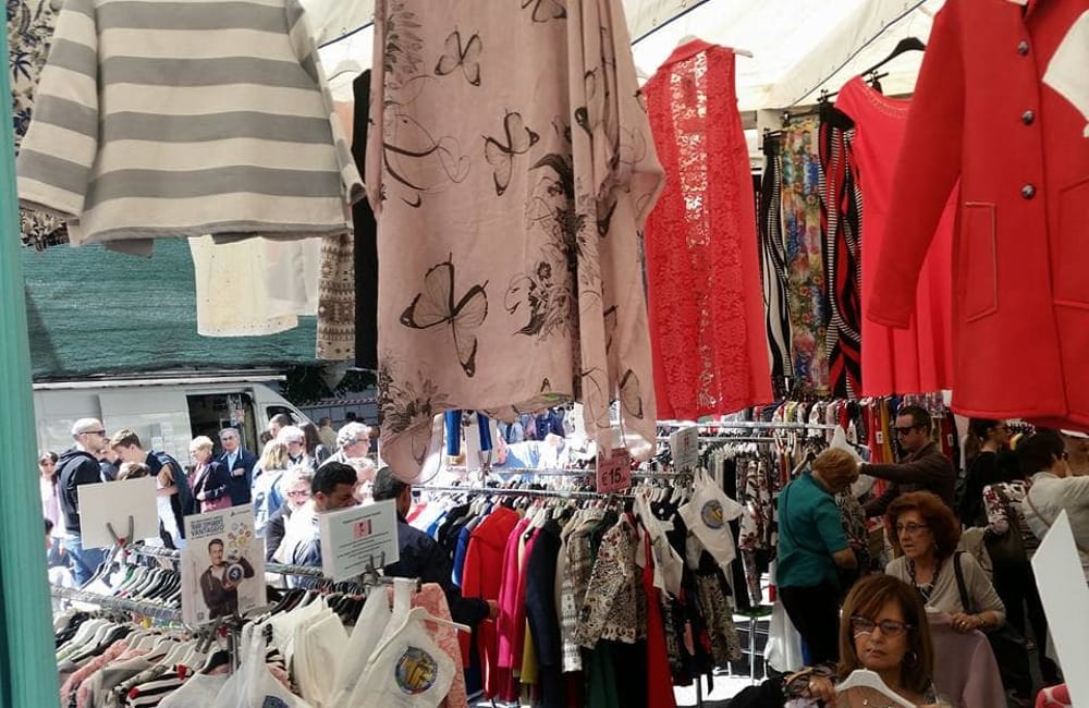 E’ scontro per l’autorizzazione del sindaco Valerio Urso agli ambulanti di Forte dei Marmi