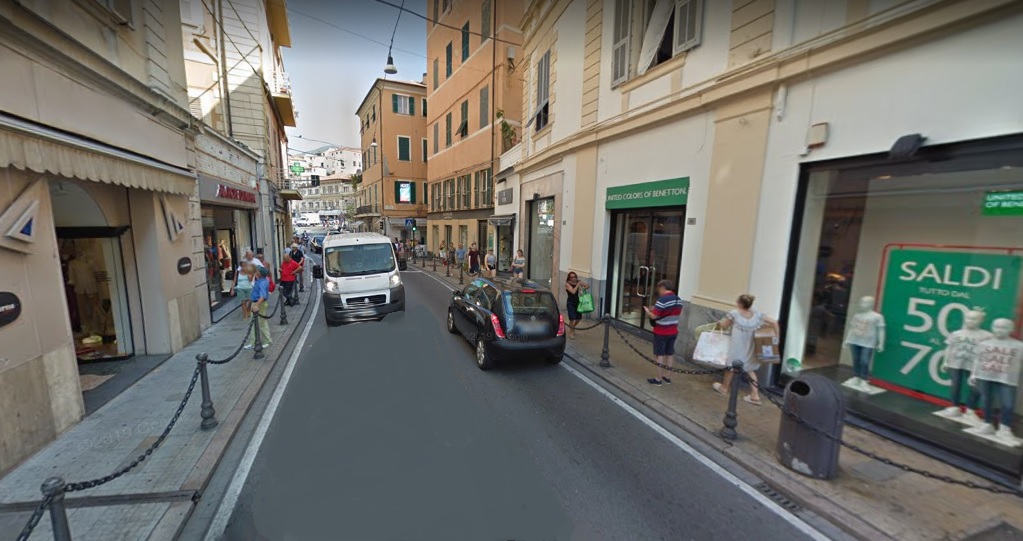 Negozio deve sostituire vetrine chiusa via Feraldi
