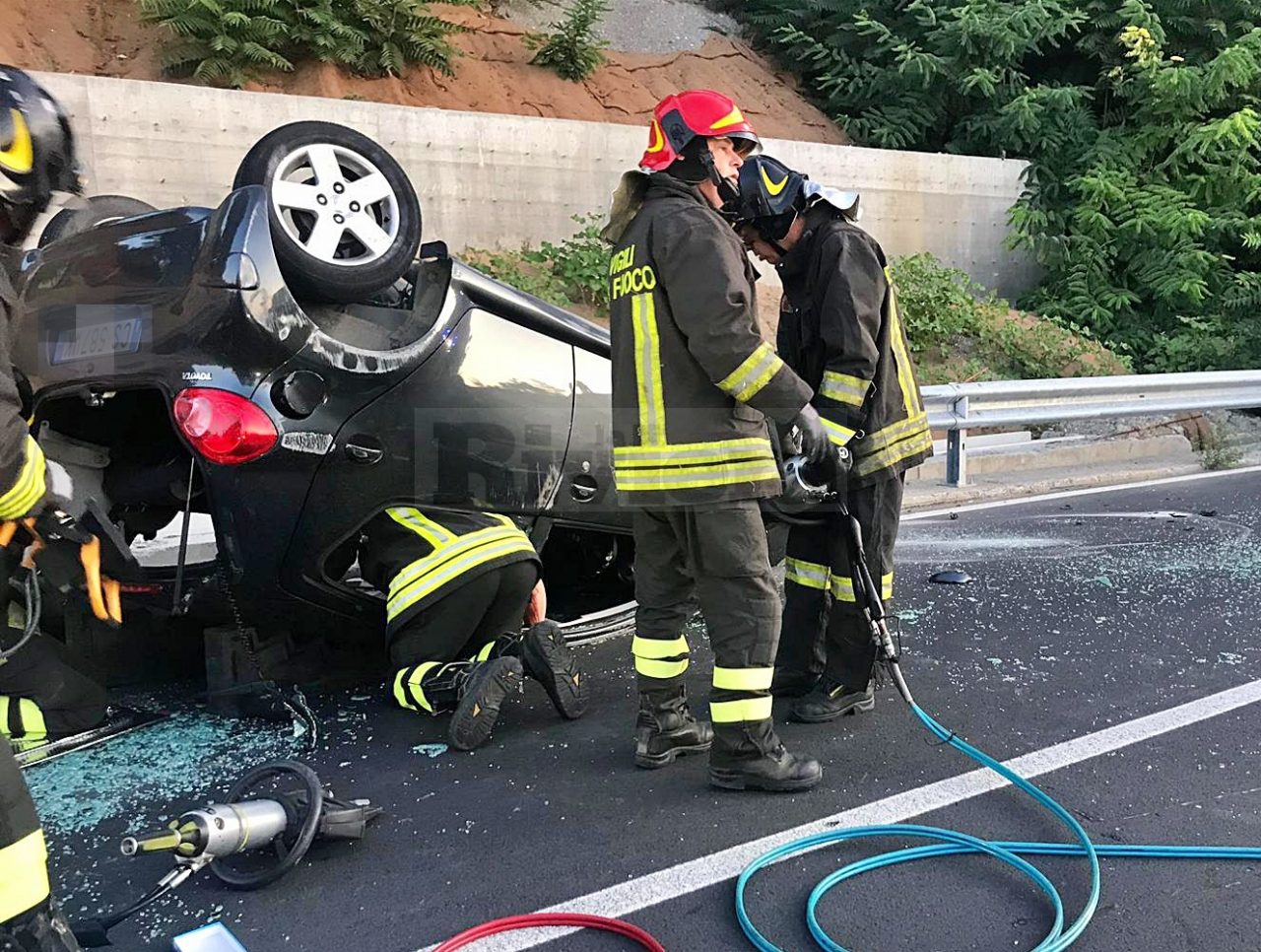 Donna si cappotta con l’auto a Ventimiglia, ferita con schegge di vetro