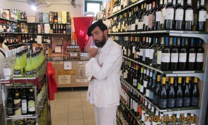 Fabio nei panni di Monet riportato in vita tra i banchi del mercato di Bordighera