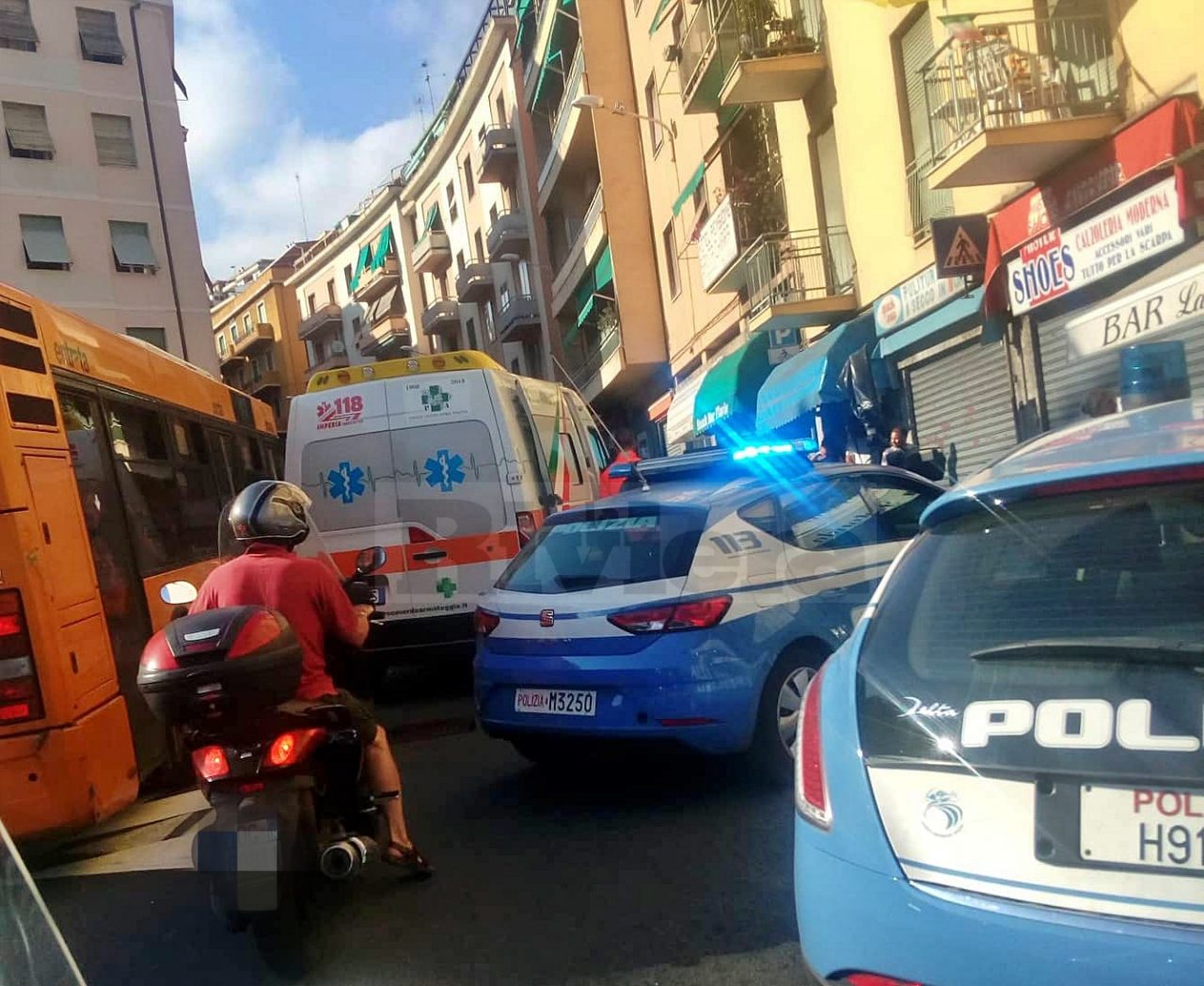 Dà di matto nel bar a Sanremo: ferita una persona, intervengono 3 pattuglie