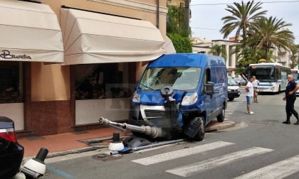 Litiga con motociclista, sbanda e travolge coppia sul marciapiede