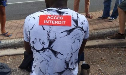 Il migrante respinto e il cartello sulla schiena "accès interdit". Verità o fake?