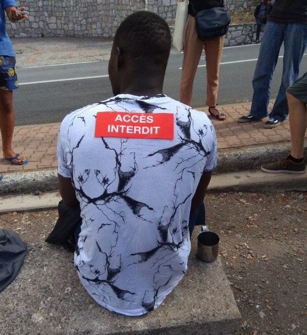 Il migrante respinto e il cartello sulla schiena “accès interdit”. Verità o fake?