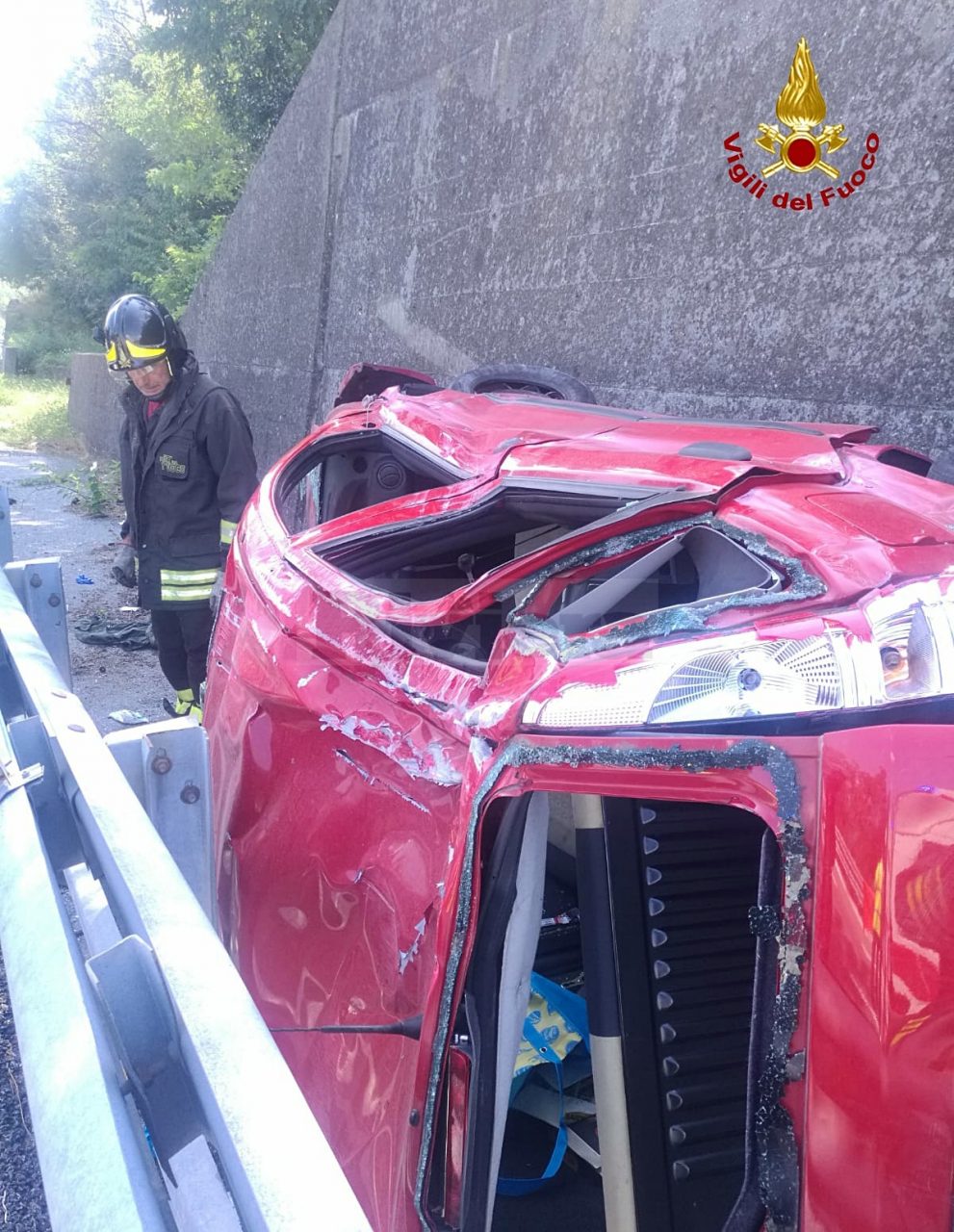 Auto si ribalta dietro il guard rail in autostrada. Foto