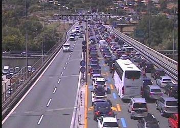 Esodo: un chilometro di coda verso la barriera