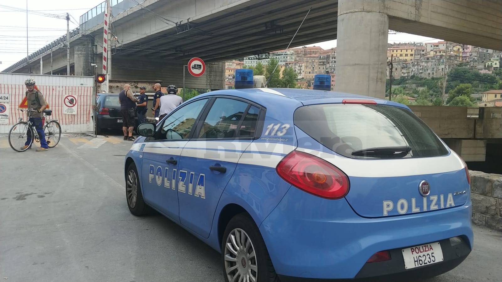 Fuga polizia passaggio a livello via Tenda a Ventimiglia