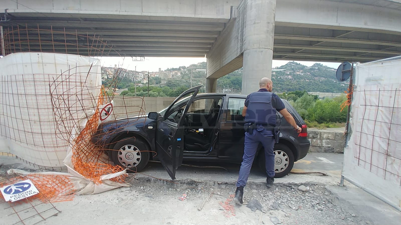 Fuga polizia passaggio a livello via Tenda a Ventimiglia4