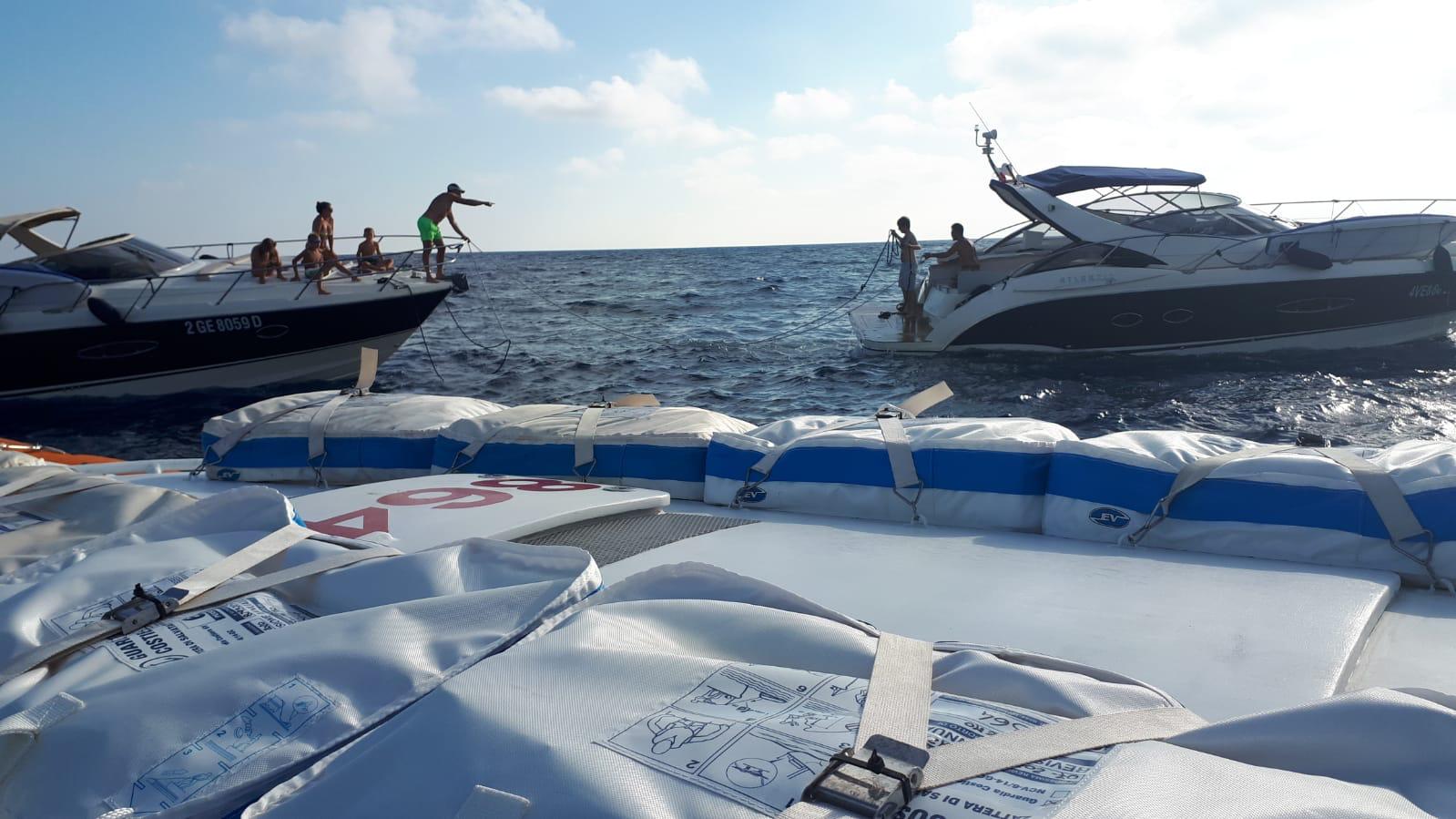 Guardia Costiera soccorso imbarcazione al largo di Sanremo_02
